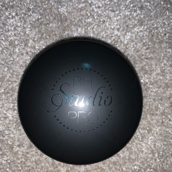 BH COSMETICS MATTE PRESSED POWDER (235) - Picture 2 of 3